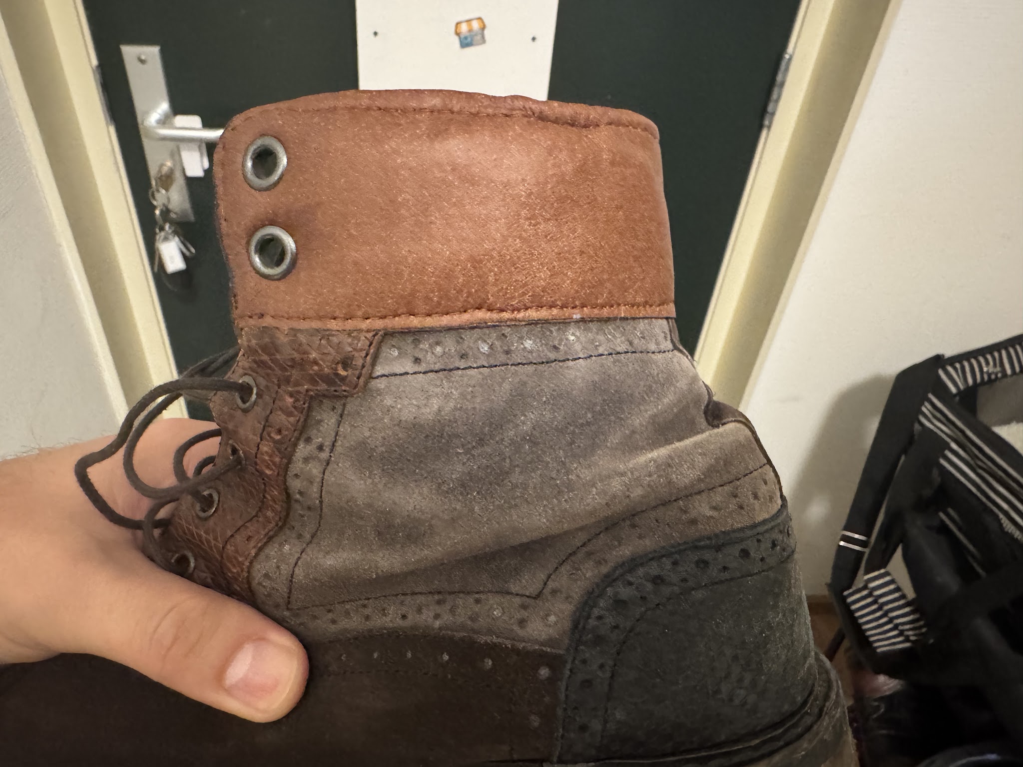 Versleten bruine brogue-laars, klaar voor reparatie