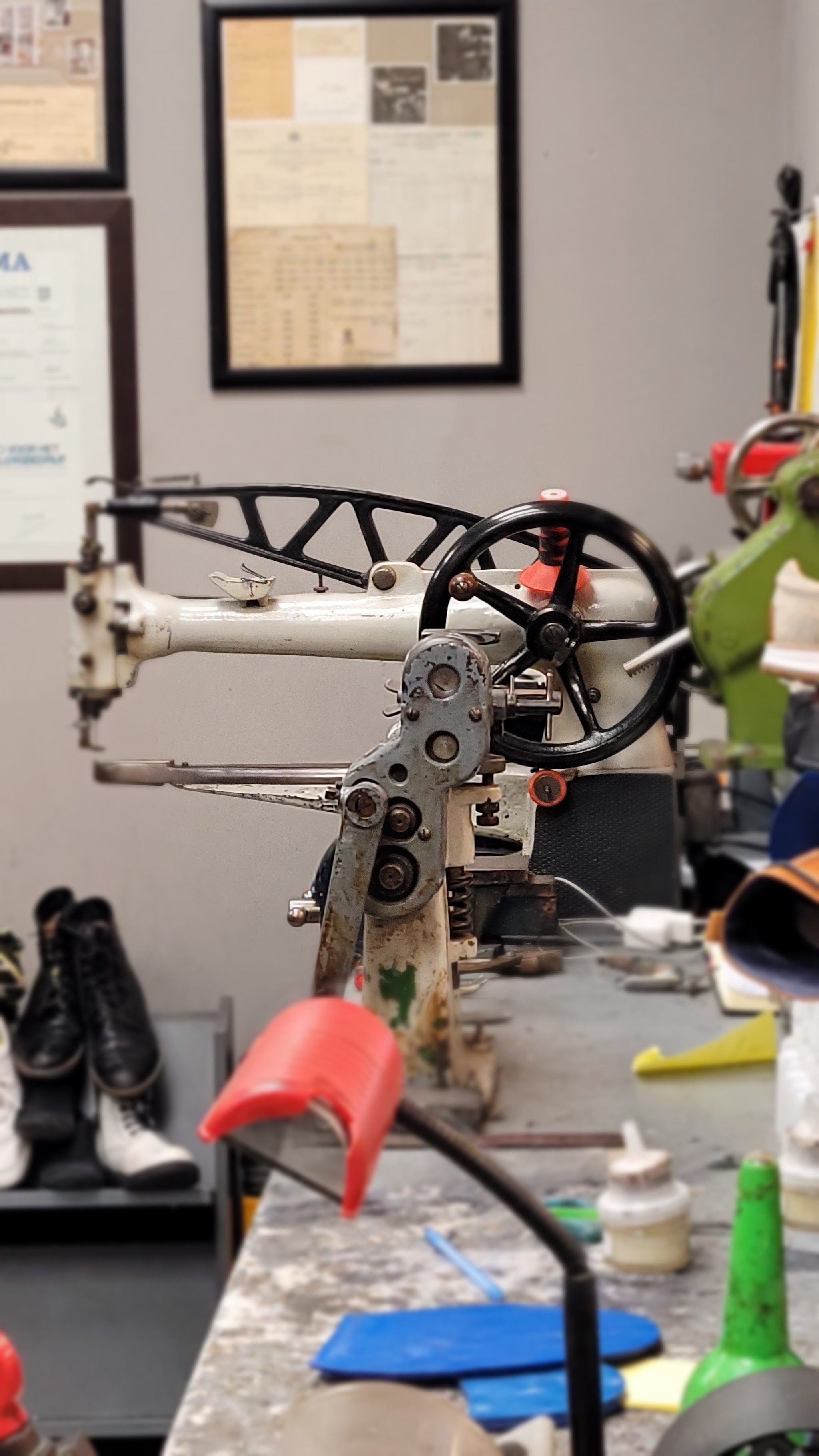Oude industriële stikmachine in de werkplaats van Kuiper Schoenmakerij