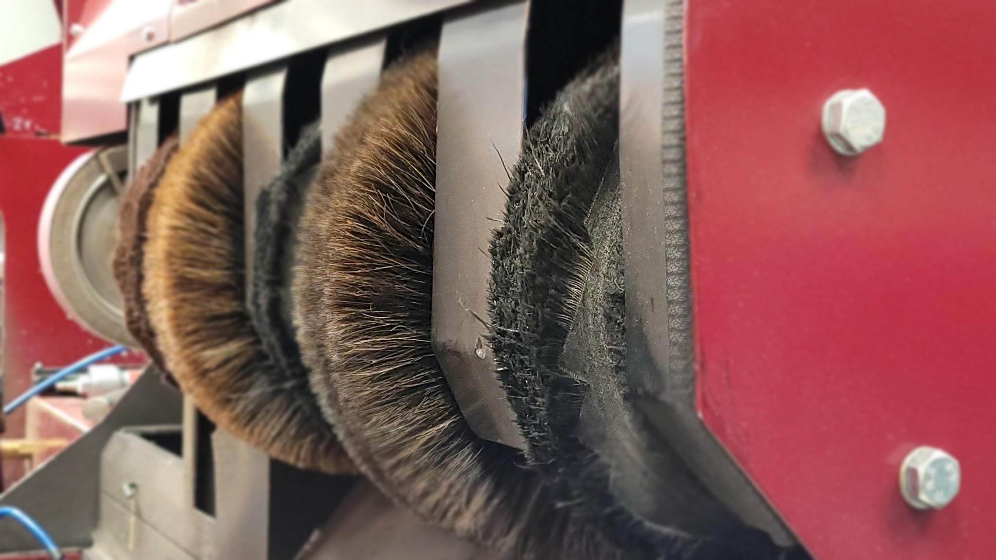 Rode poetsmachine met borstels in de werkplaats